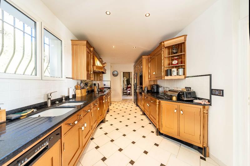 Villa - 270 m² - 6 pièces