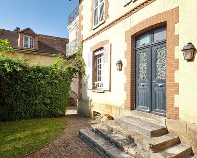 Maison - 205 m² - 8 pièces