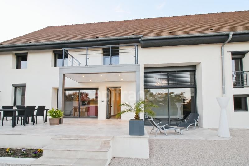 Maison - 230 m² - 9 pièces