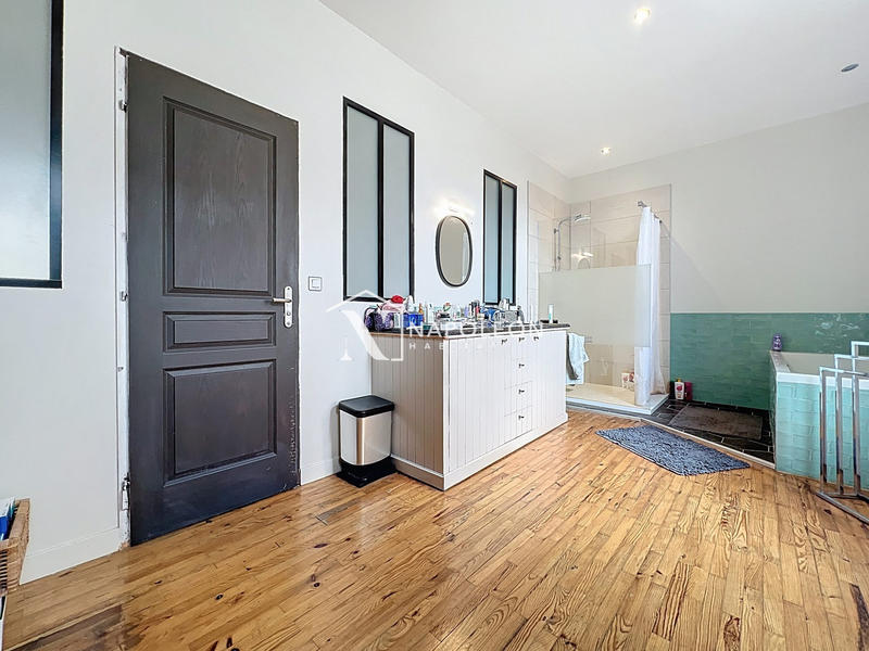 Maison - 275 m² - 10 pièces