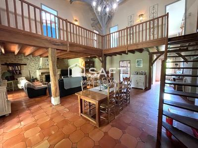 Maison - 239 m² - 8 pièces