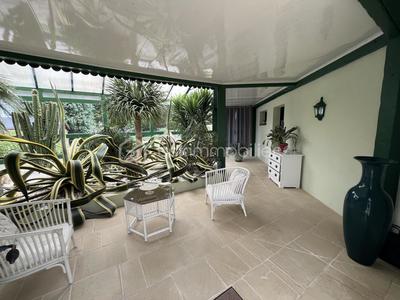 Pavillon - 220 m² - 9 pièces