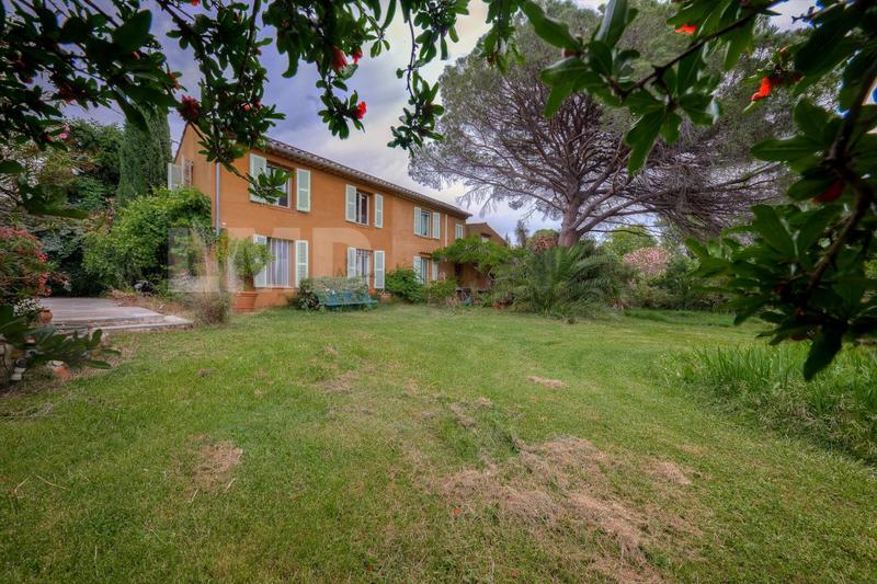 Maison - 180 m² - 9 pièces