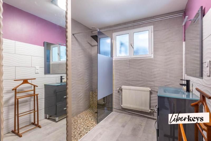 Propriété - 222 m² - 8 pièces