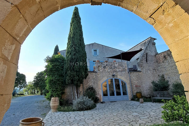 Mas - 597 m² - 22 pièces