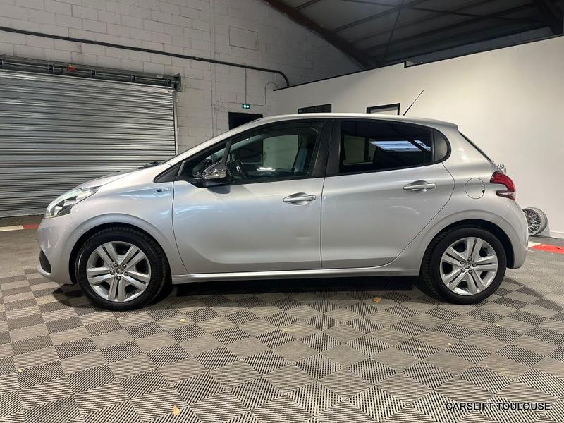 Peugeot 208 1.2i Vti 82cv Style - Distribution Faite