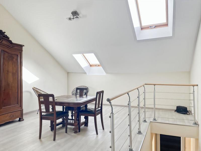 Maison - 230 m² - 8 pièces