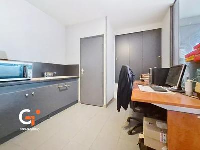 Entrepôt - 150 m² - 6 pièces
