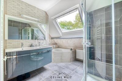 Maison - 250 m² - 8 pièces