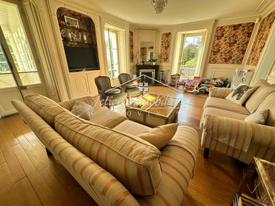 Propriété - 270 m² - 11 pièces