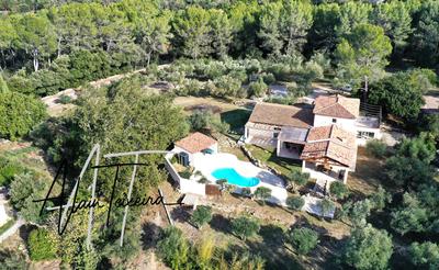 Maison - 207 m² - 7 pièces