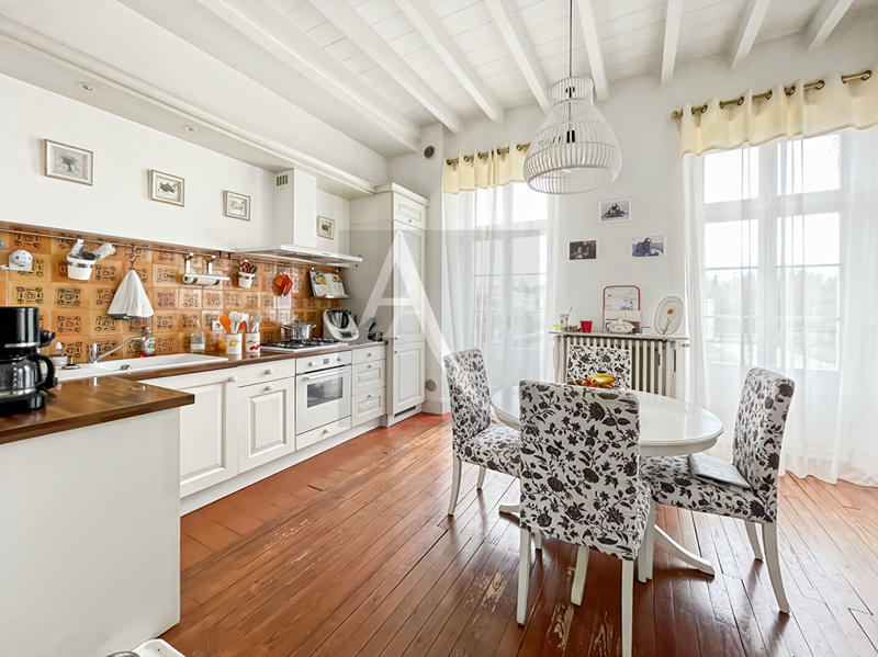 Maison - 437 m² - 11 pièces