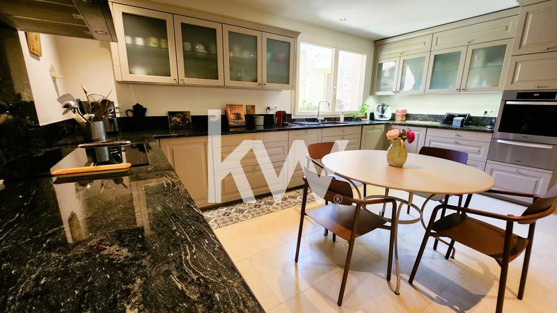 Maison - 247 m² - 9 pièces