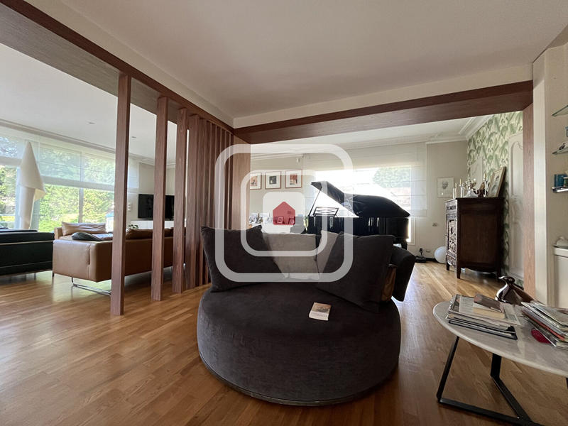 Maison - 267 m² - 8 pièces