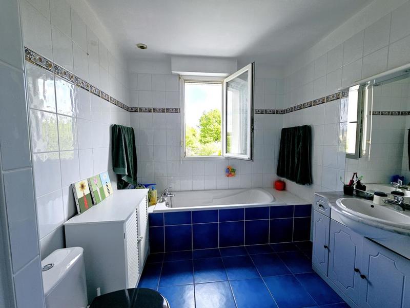 Maison - 204 m² - 9 pièces