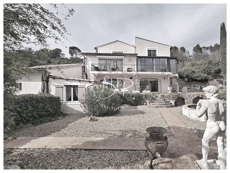 Maison - 272 m² - 9 pièces