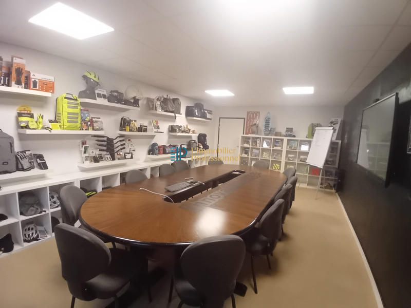 Local d'activités - 1 360 m²