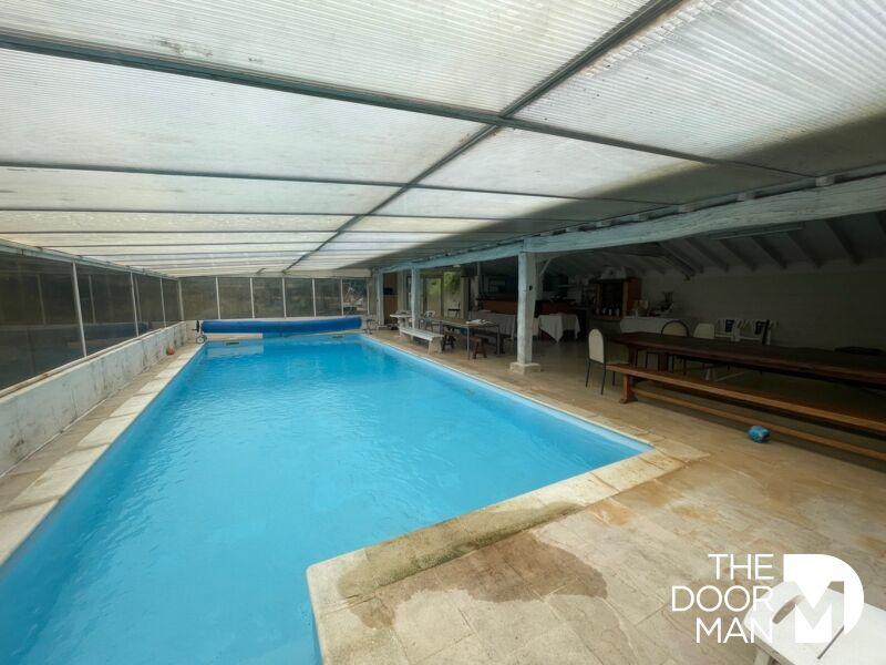 Maison - 240 m² - 8 pièces