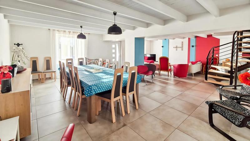 Maison - 225 m² - 8 pièces
