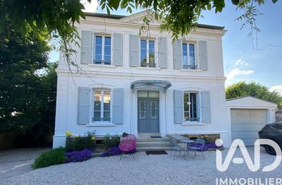 Maison - 233 m² - 8 pièces