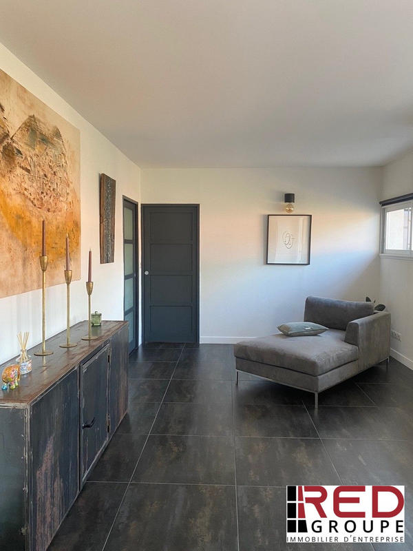 Local d'activités - 341 m²