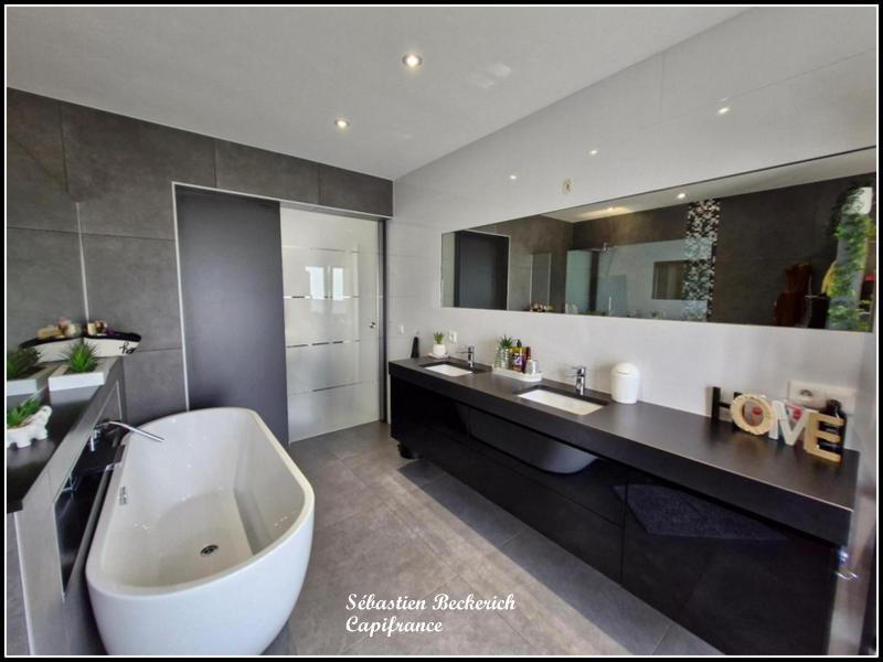 Maison - 240 m² - 8 pièces