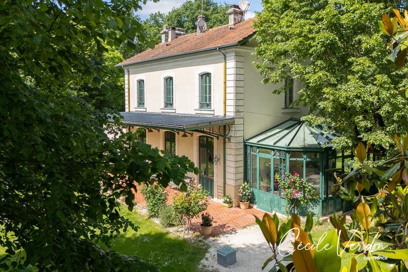 Propriété - 280 m² - 10 pièces