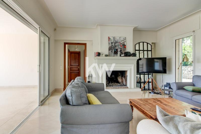 Maison - 225 m² - 8 pièces