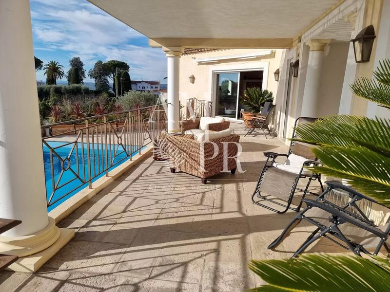 Maison - 250 m² - 6 pièces