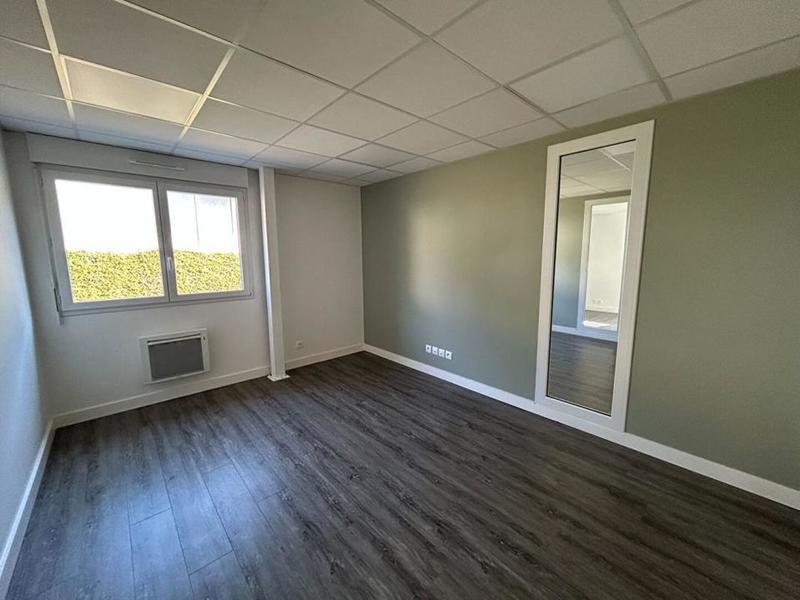 Local d'activité / Entrepôt - 760 m² - 19 pièces