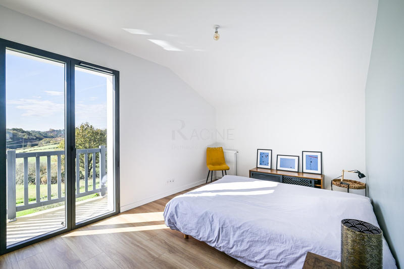 Villa - 198 m² - 8 pièces