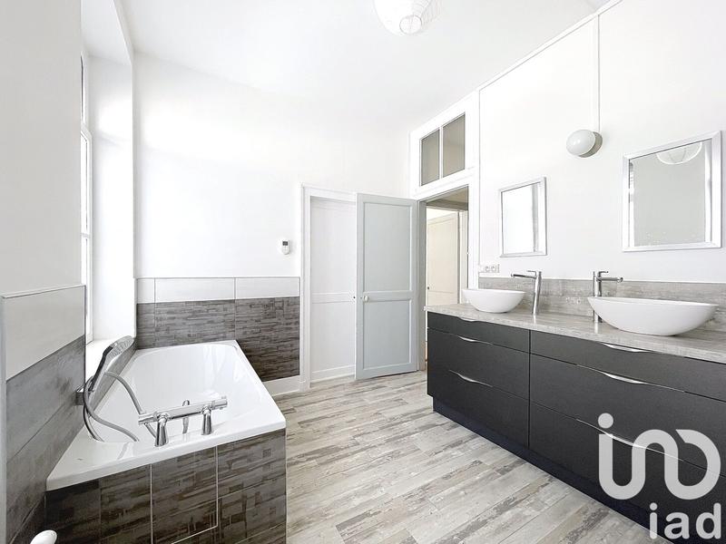 Maison - 242 m² - 8 pièces