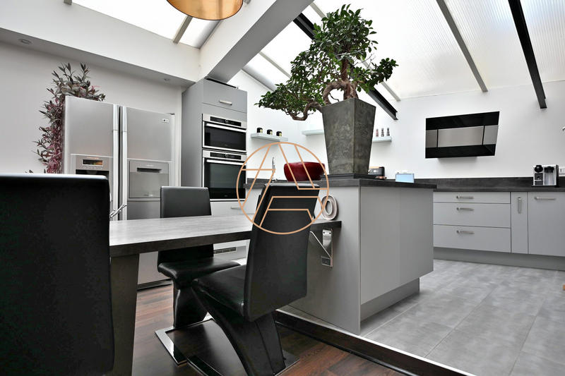 Loft - 202 m² - 8 pièces