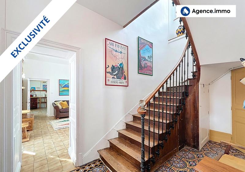 Maison traditionnelle - 270 m² - 12 pièces