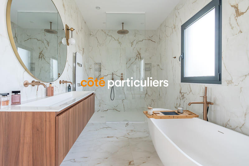 Maison - 235 m² - 8 pièces