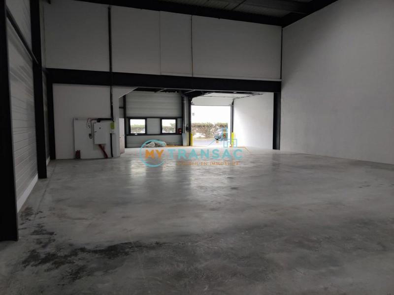 Local d'activité / Entrepôt - 374 m²