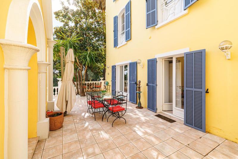 Propriété - 350 m² - 7 pièces