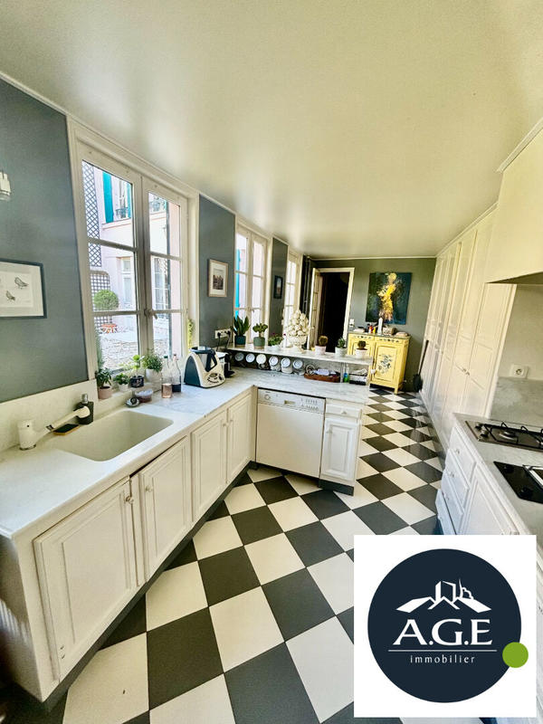 Maison - 270 m² - 9 pièces