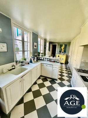 Maison - 270 m² - 9 pièces