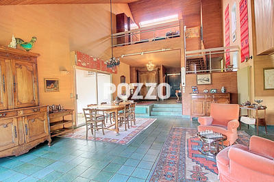 Maison - 253 m² - 7 pièces