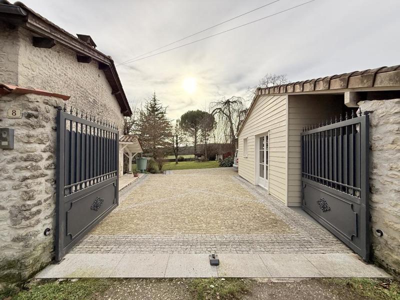Maison - 238 m² - 5 pièces
