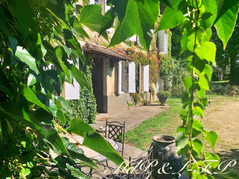 Maison - 241 m² - 7 pièces