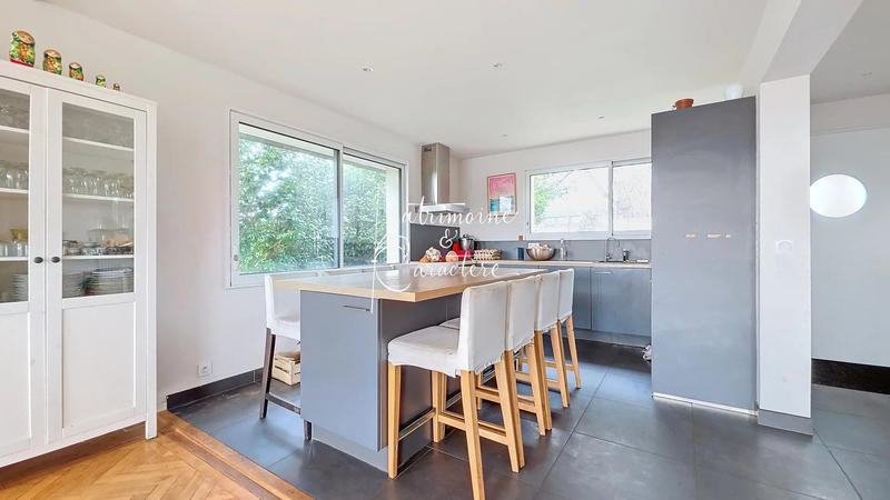 Maison - 215 m² - 9 pièces