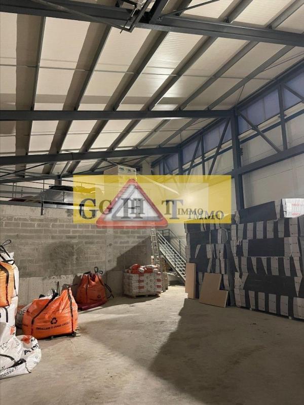 Entrepôt - 216 m²