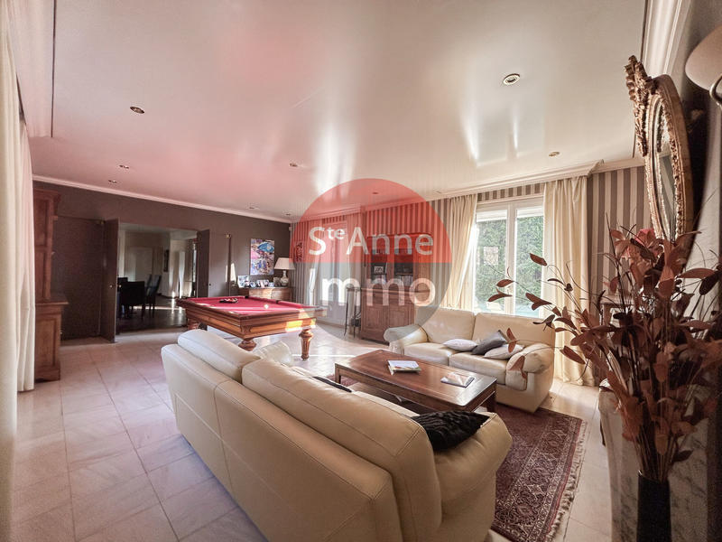 Maison - 280 m² - 9 pièces