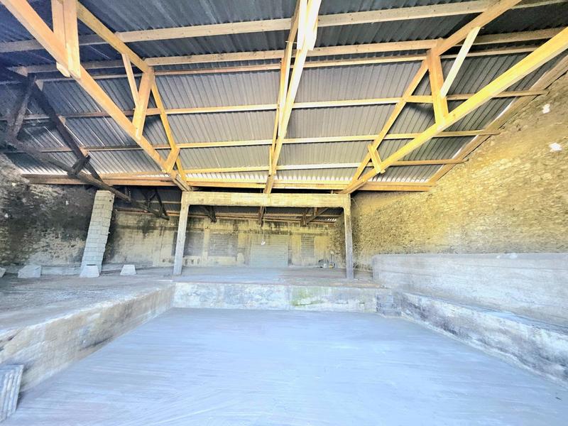 Maison - 610 m² - 5 pièces