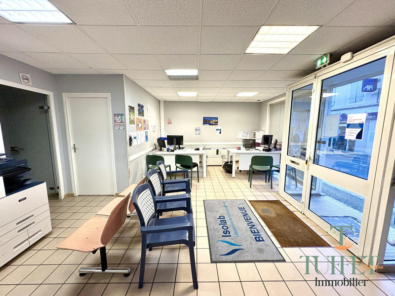 Local commercial - 150 m² - 8 pièces