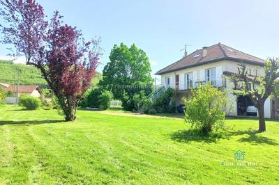 Maison traditionnelle - 222 m² - 7 pièces