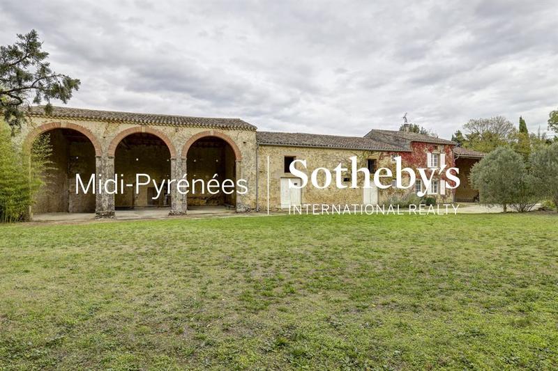 Maison - 393 m² - 10 pièces