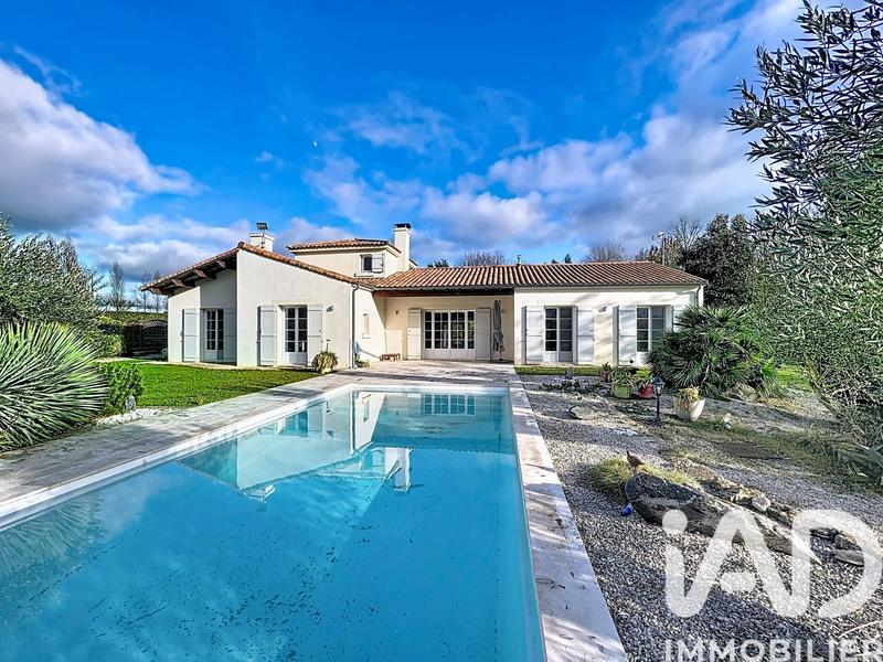 Maison - 219 m² - 8 pièces